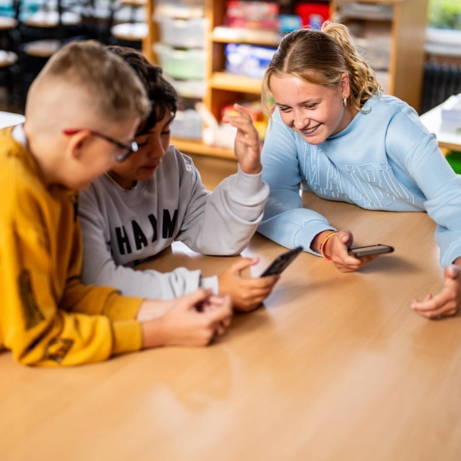 Kinderen met een telefoon