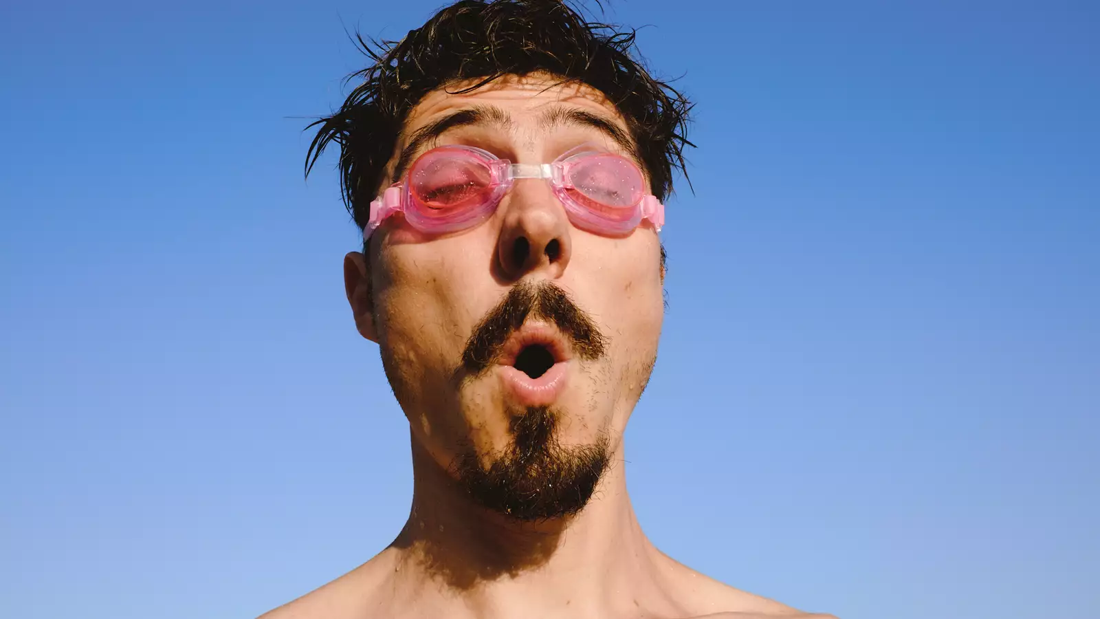 man met roze duikbril